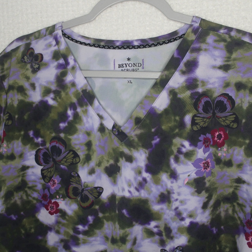 PreLoved Beyond Scrubs Womens Butterfly Floral Tie Dye  Scrub top in Sz (XL) - Picture 2 of 11